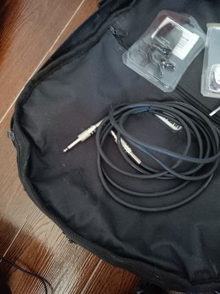 Kit musical: guitarra, micrófono y altavoz