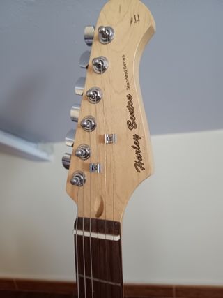 Kit musical: guitarra, micrófono y altavoz