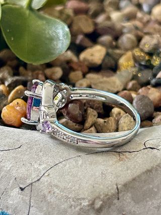 Anillo circonitas moradas chapado plata