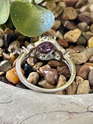 Anillo circonitas moradas chapado plata