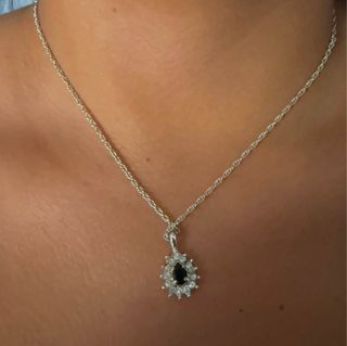 Colgante plateado con circonita negra