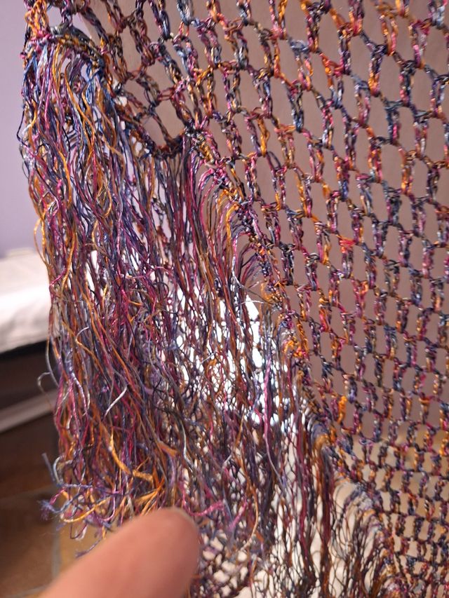 2 Mantones bordados y 2 de ganchillo.