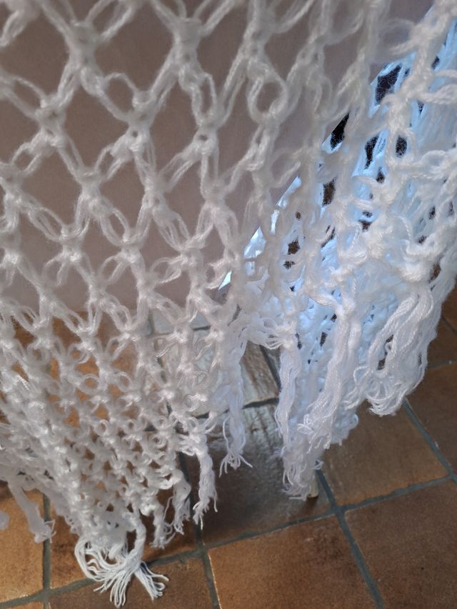 2 Mantones bordados y 2 de ganchillo.