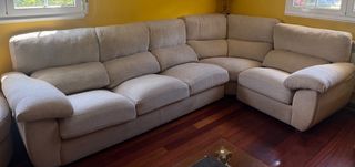 Sofá rinconera con chaise longue adaptable y puf 