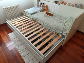 Cama infantil blanca con cajones