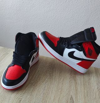 Nike Air Jordan 1 Retro High OG - rojas y negras.
