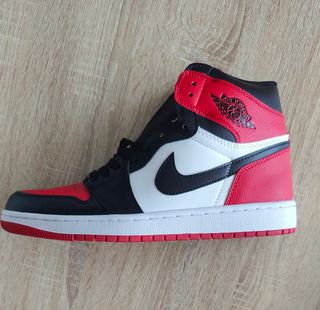 Nike Air Jordan 1 Retro High OG - rojas y negras.
