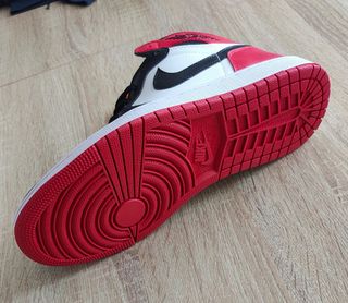 Nike Air Jordan 1 Retro High OG - rojas y negras.
