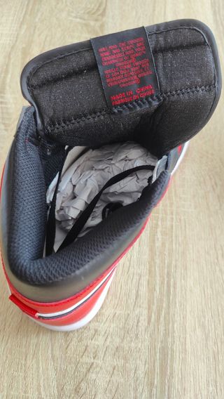Nike Air Jordan 1 Retro High OG - rojas y negras.
