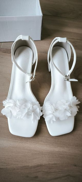 Zapatos tacón grueso con diseño floral