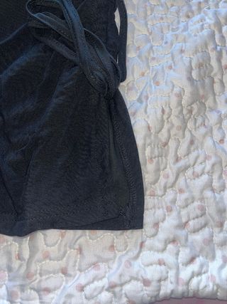 Vestido negro ajustado fruncido