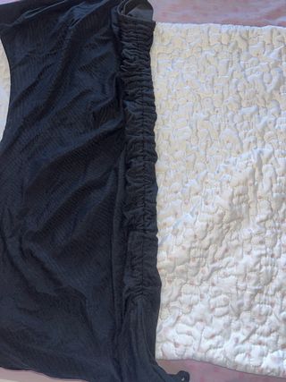 Vestido negro ajustado fruncido
