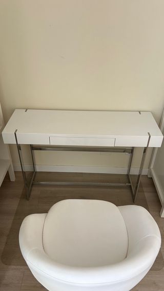 Escritorio blanco moderno y cómodo con cajón.