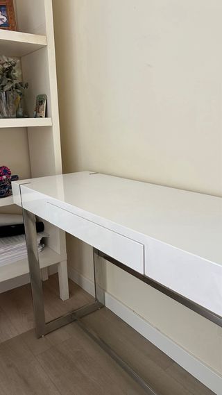 Escritorio blanco moderno y cómodo con cajón.