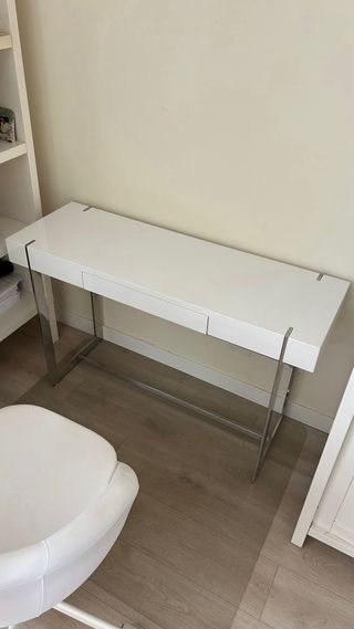 Escritorio blanco moderno y cómodo con cajón.