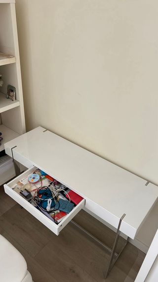 Escritorio blanco moderno y cómodo con cajón.