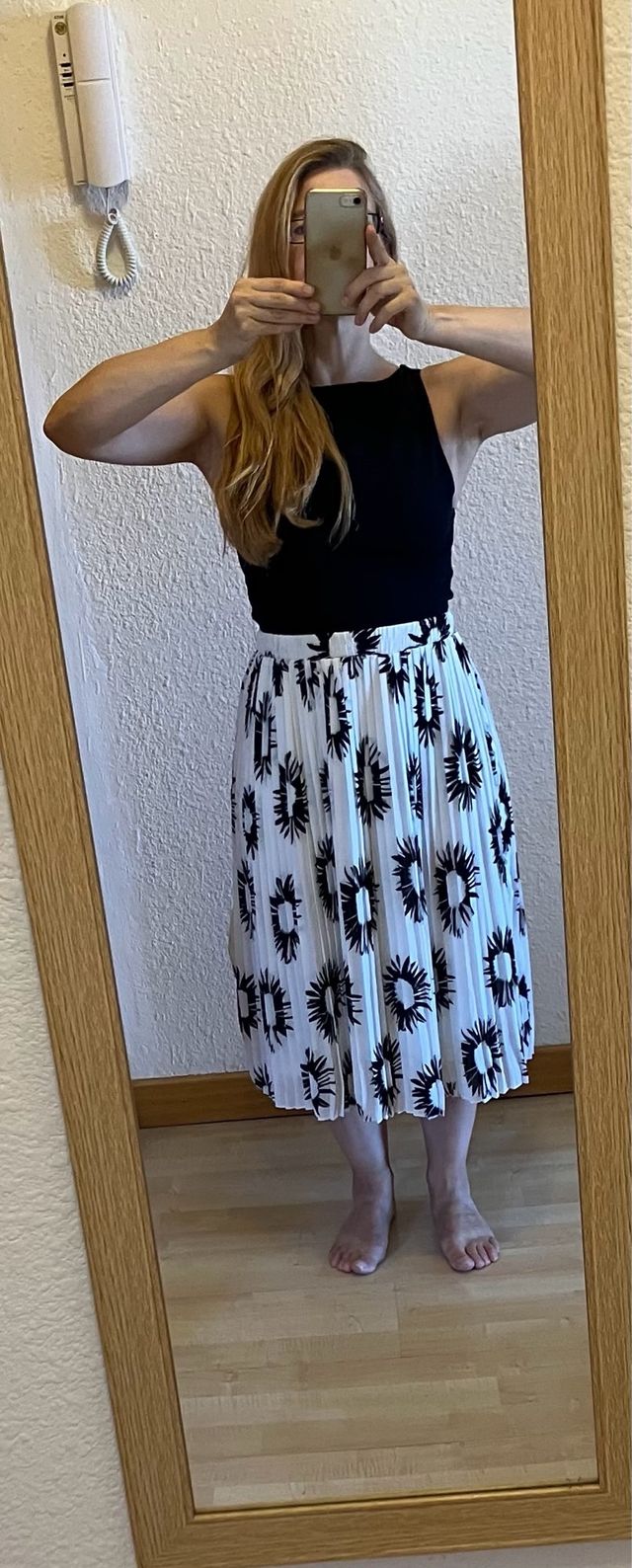 Falda plisada midi blanco-negro