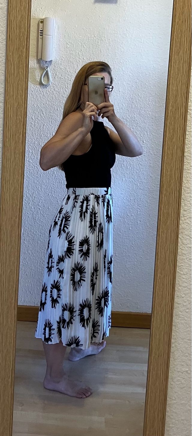 Falda plisada midi blanco-negro