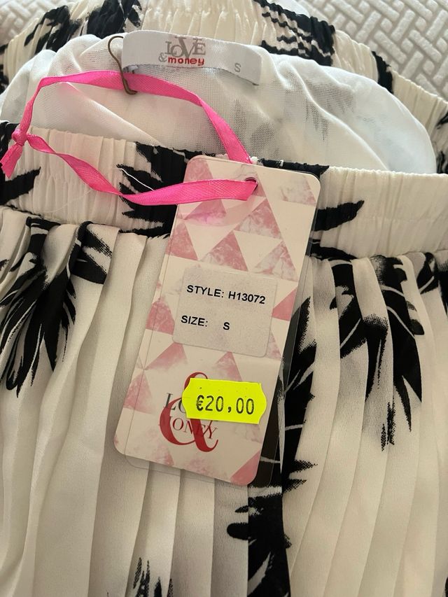 Falda plisada midi blanco-negro