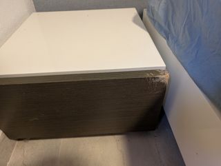 Cama blanca + 2 mesitas noche