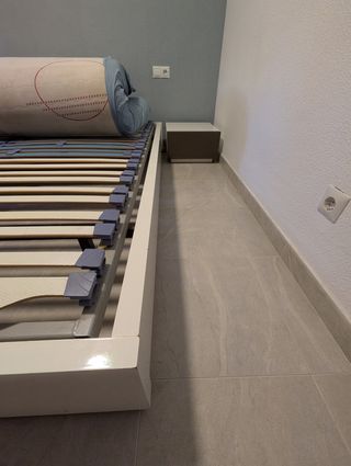 Cama blanca + 2 mesitas noche