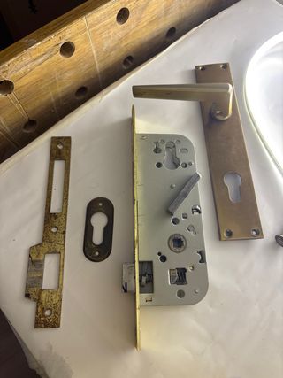 Herrajes puerta entrada - Bisagras y pomo