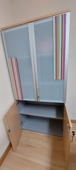 Armario librería de oficina con puertas de cristal