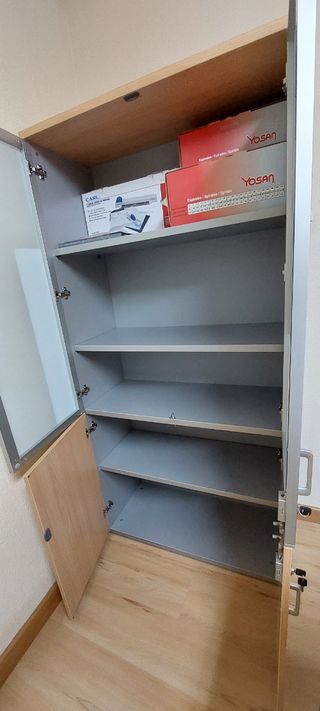 Armario librería de oficina con puertas de cristal