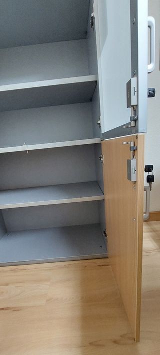 Armario librería de oficina con puertas de cristal