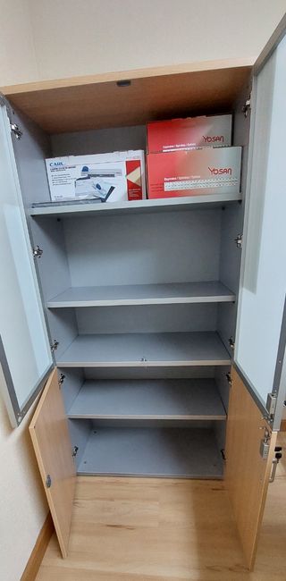 Armario librería de oficina con puertas de cristal