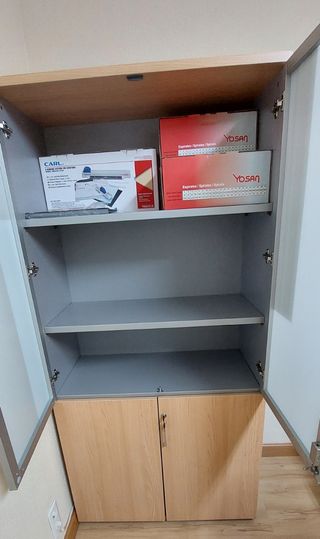Armario librería de oficina con puertas de cristal