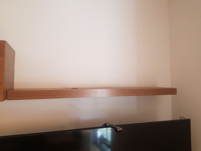 Estanteria de madera marrón