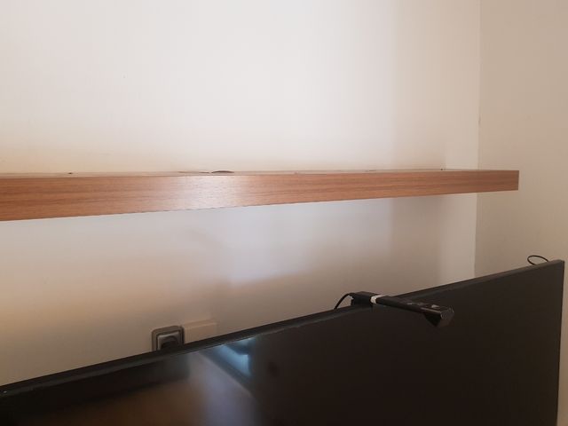 Estanteria de madera marrón