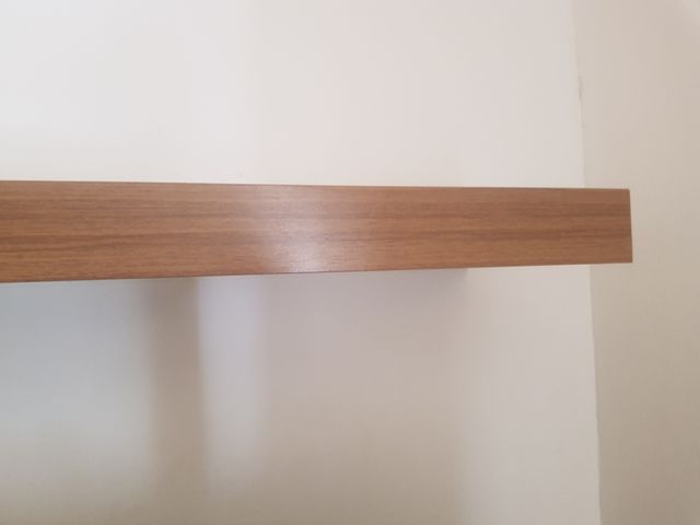 Estanteria de madera marrón