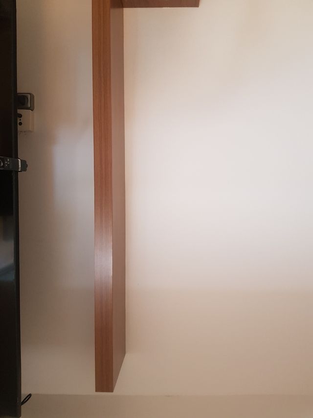 Estanteria de madera marrón