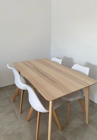 Mesa de madera blanca y beige - Comedor