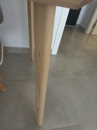 Mesa de madera blanca y beige - Comedor