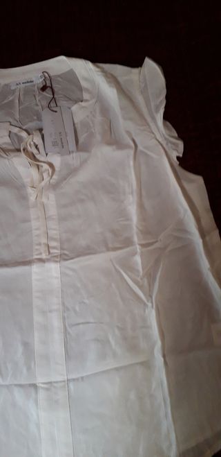 Blusa bianca senza maniche, volant