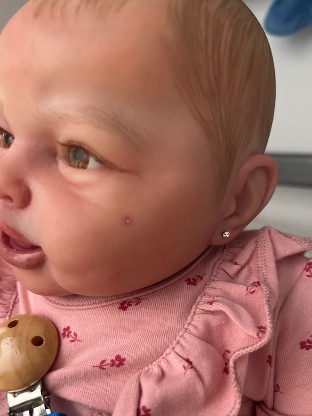Bebé Reborn realista pintada a mano
