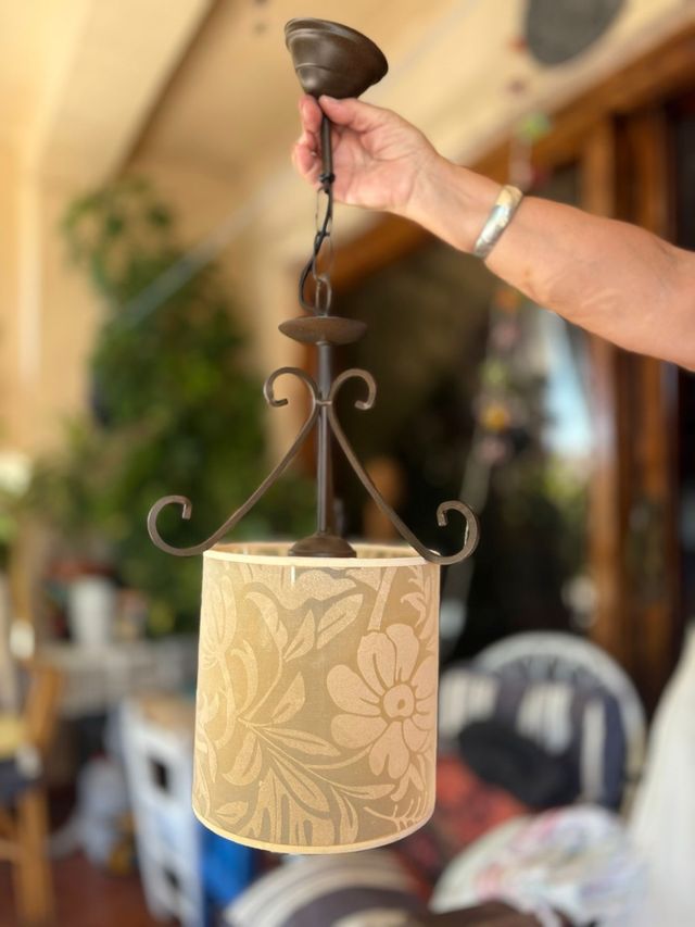 Lámpara de forja con pantalla beige