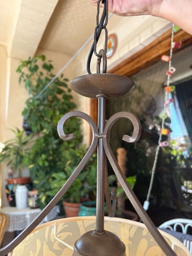 Lámpara de forja con pantalla beige