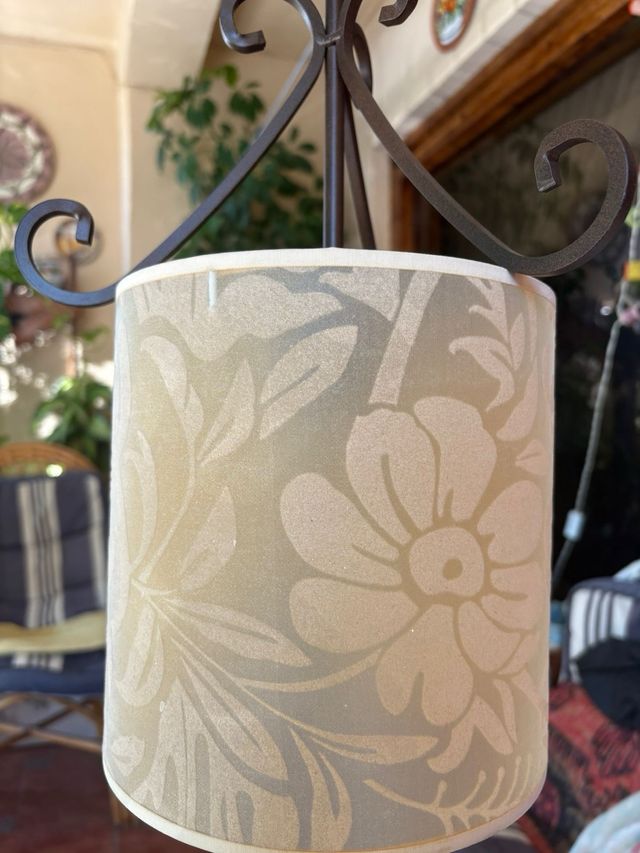 Lámpara de forja con pantalla beige