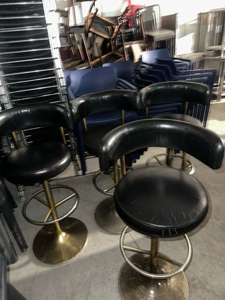 Taburetes bar negros cuero a 30 cada uno