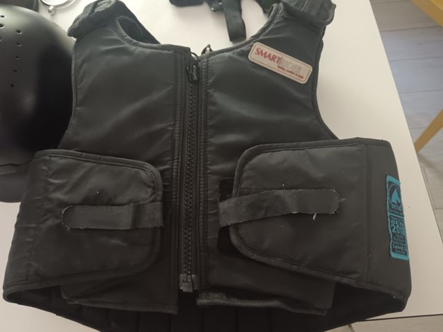 Equipo equitación niño: chaleco, casco.... 