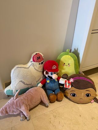 Pack 5 peluches: Mario Bross, doctora juguetes...