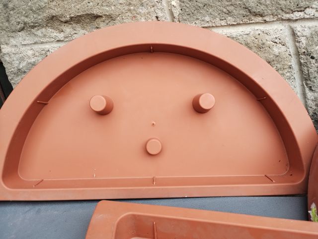 Sottovasi mezzaluna plastica 3pz