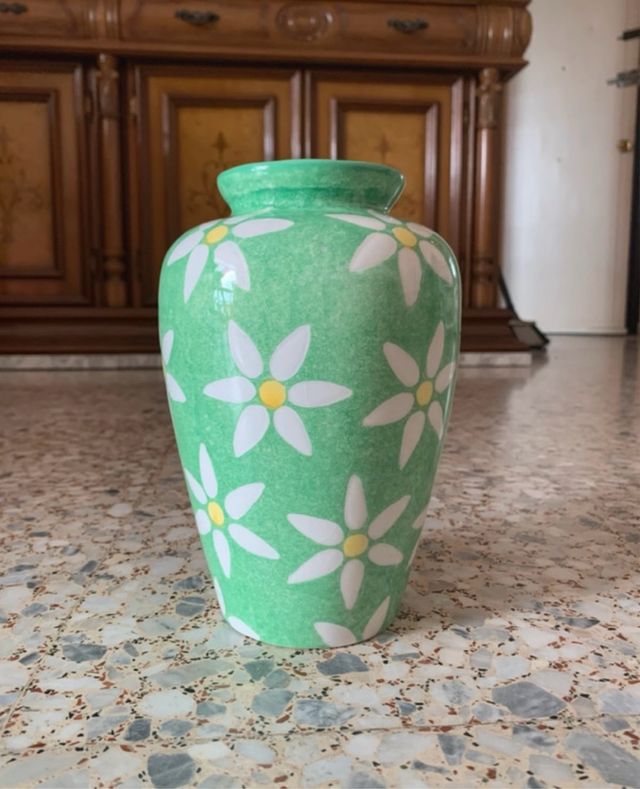 Jarrón cerámico verde con flores