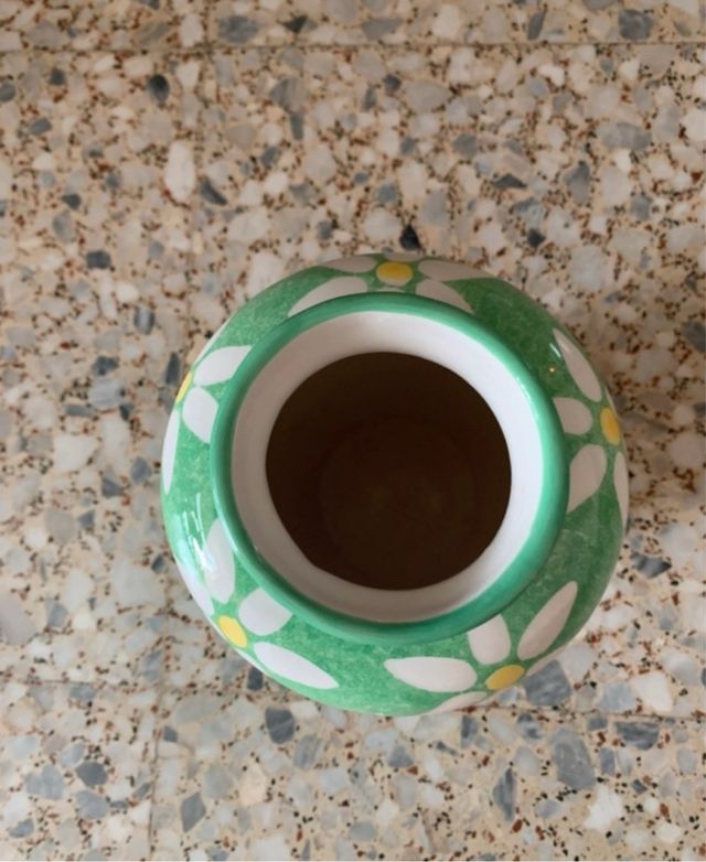 Jarrón cerámico verde con flores