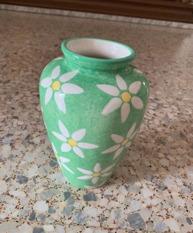 Jarrón cerámico verde con flores