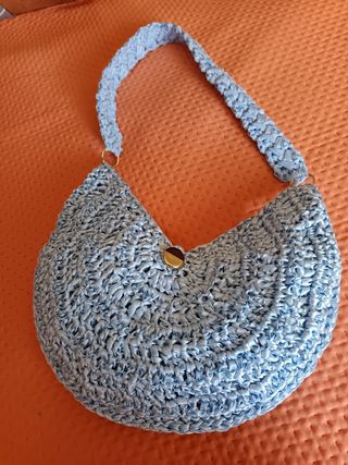 Borsa a mezzaluna azzurra uncinetto